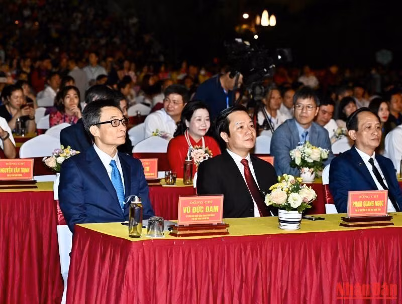Phó Thủ tướng Vũ Đức Đam và các đại biểu dự Lễ khai mạc Festival.