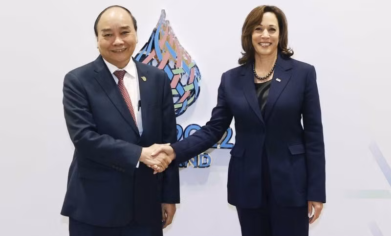 Chủ tịch nước Nguyễn Xuân Phúc gặp Phó Tổng thống Hoa Kỳ Kamala Harris. (Ảnh: TTXVN)