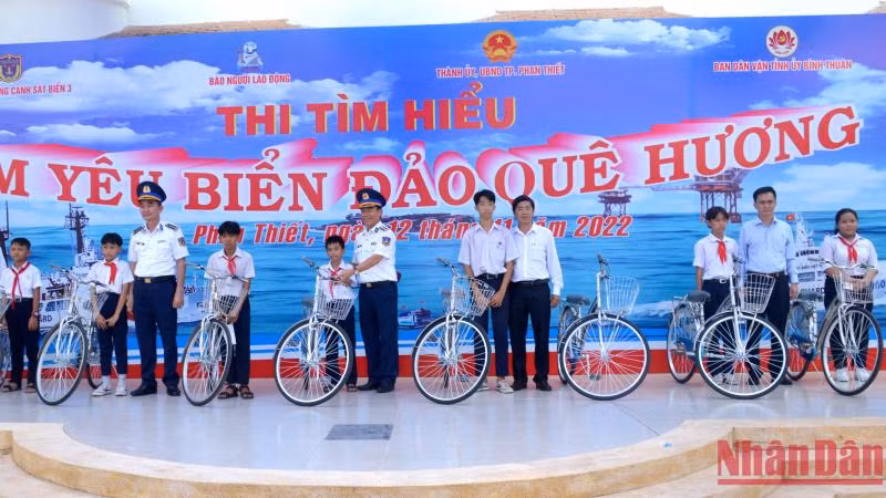 Bộ Tư lệnh Vùng Cảnh sát biển 3 tặng 20 xe đạp cho học sinh nghèo vượt khó học giỏi.