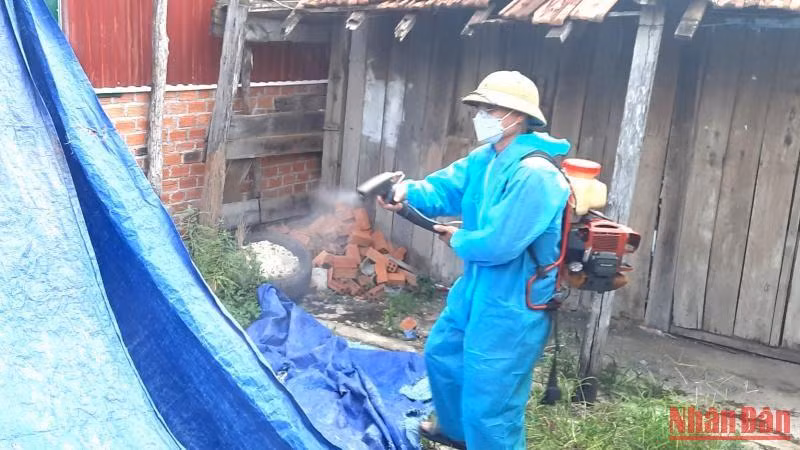 Các ngành chức năng tiến hành xử lý môi trường để phòng chống dịch. (Ảnh minh họa)