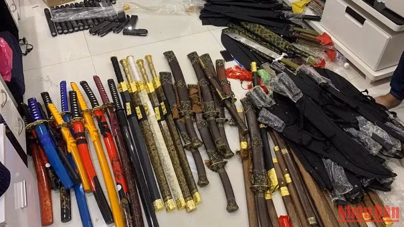 Các loại hung khí “nóng” bị cơ quan chức năng thu giữ. (Ảnh: Công an cung cấp)