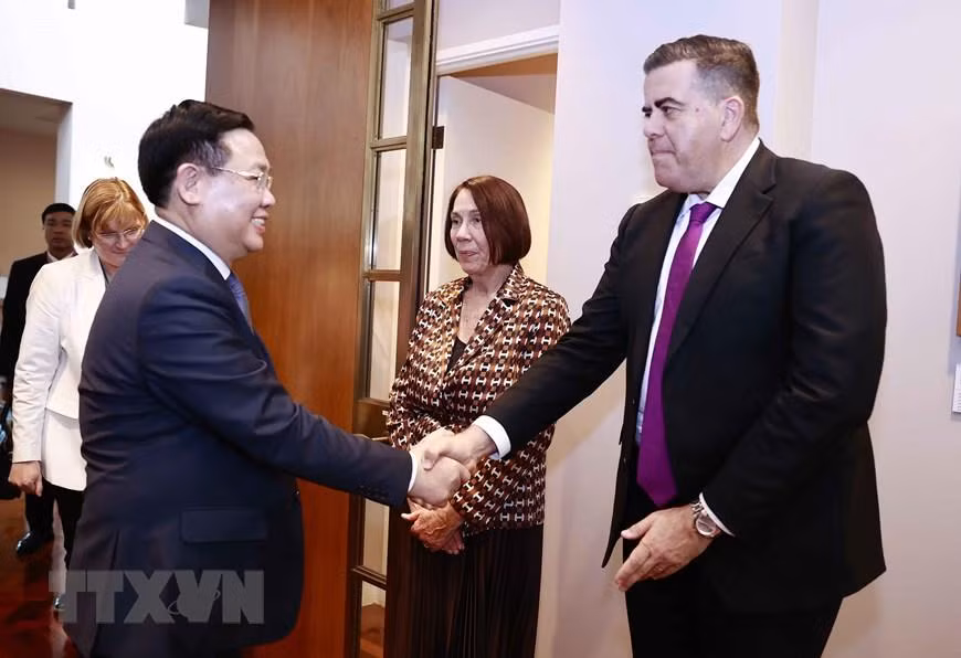 Chủ tịch Quốc hội Vương Đình Huệ với Chủ tịch Hạ viện Milton Dicks. (Ảnh: TTXVN)