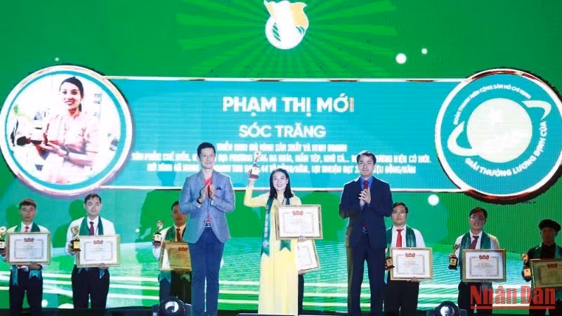 Bí thư BCH Trung ương Đoàn Ngô Văn Cương và Tổng Giám đốc Sabeco Bennet Neo trao Giải thưởng Lương Định Của cho các nhà nông trẻ xuất sắc.