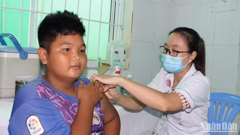 Trẻ em tại xã đảo Thạnh An, huyện Cần Giờ tiêm vaccine phòng Covid-19. (Ảnh: Thế Anh)