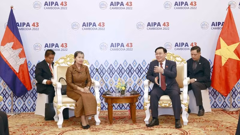 Chủ tịch Quốc hội Vương Đình Huệ tiếp bà Men Sam An, Phó Thủ tướng, Bộ trưởng Quan hệ Quốc hội, Thượng viện và Thanh tra Vương quốc Campuchia, Phó Chủ tịch Đảng Nhân dân Campuchia, Chủ tịch Hội Hữu nghị Campuchia-Việt Nam. (Ảnh: TTXVN)