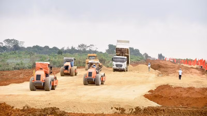 Công trình xây dựng đường cao tốc trên địa bàn huyện Tam Điệp. (Ảnh: Trần Hải)