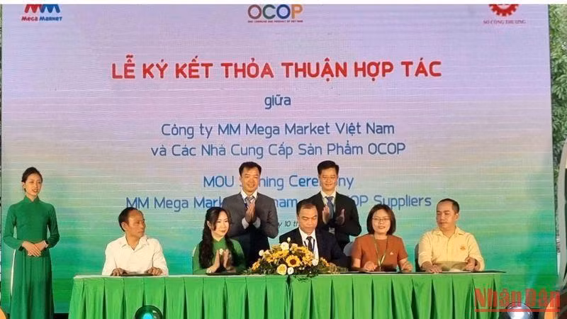 Các nhà cung cấp sản phẩm OCOP ký kết hợp tác với MM Mega Market.