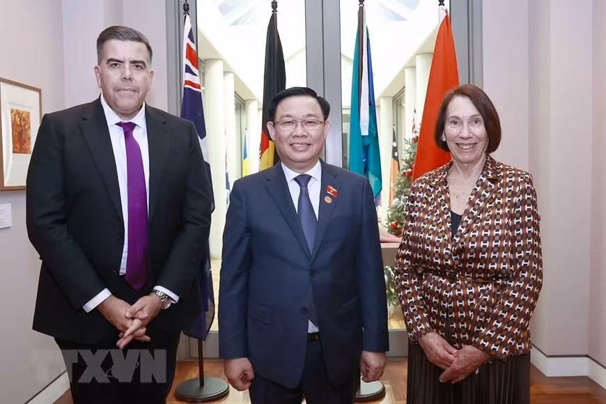 Chủ tịch Quốc hội Vương Đình Huệ chụp ảnh chung với Chủ tịch Thượng viện Sue Lines và Chủ tịch Hạ viện Milton Dick. (Ảnh: TTXVN) 