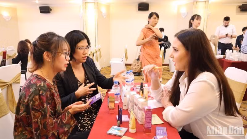 Đại diện doanh nghiệp hai nước tìm hiểu cơ hội hợp tác, kết nối giao thương.