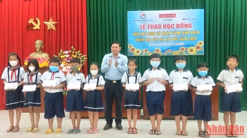 Chủ tịch Hội Nhà báo tỉnh Bến Tre Nguyễn Hữu Thọ trao học bổng cho học sinh nghèo, học giỏi.