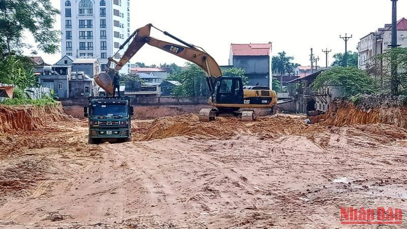 Thiếu vật liệu, giá tăng cao, cơ quản quản lý tính giá không sát so với thị trường làm doanh nghiệp xây dựng rất khó khăn, công trình chậm tiến độ.