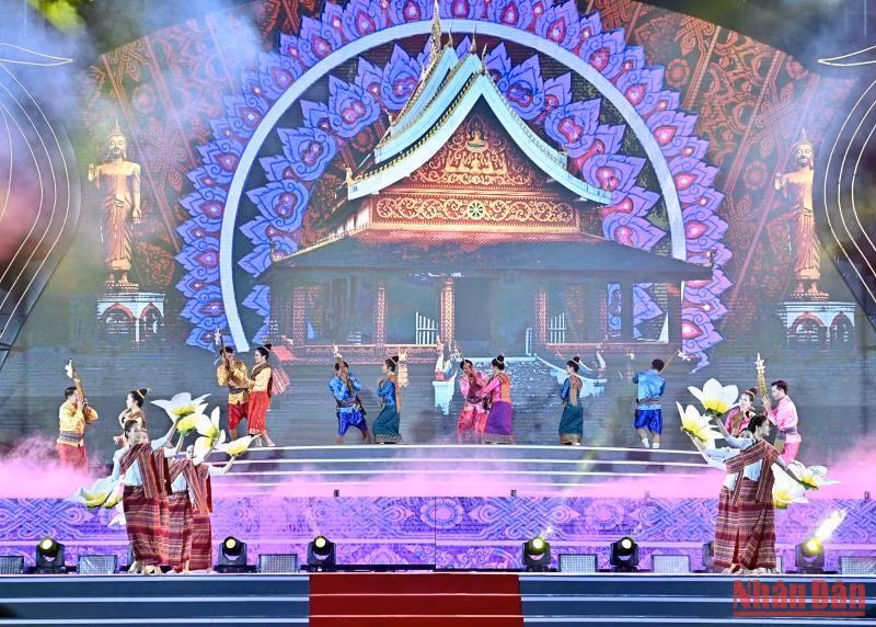 Tiết mục nghệ thuật của đoàn nghệ thuật tỉnh Udomxay của nước Cộng hoà dân chủ nhân dân Lào.