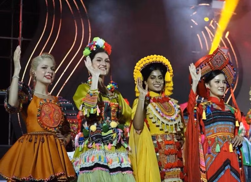 Các hoa hậu tham gia Cuộc thi Hoa hậu Du lịch thế giới 2022 tổ chức tại Việt Nam trình diễn trang phục dân tộc tại Lễ khai mạc Festival Ninh Bình năm 2022 - Tràng An kết nối di sản.