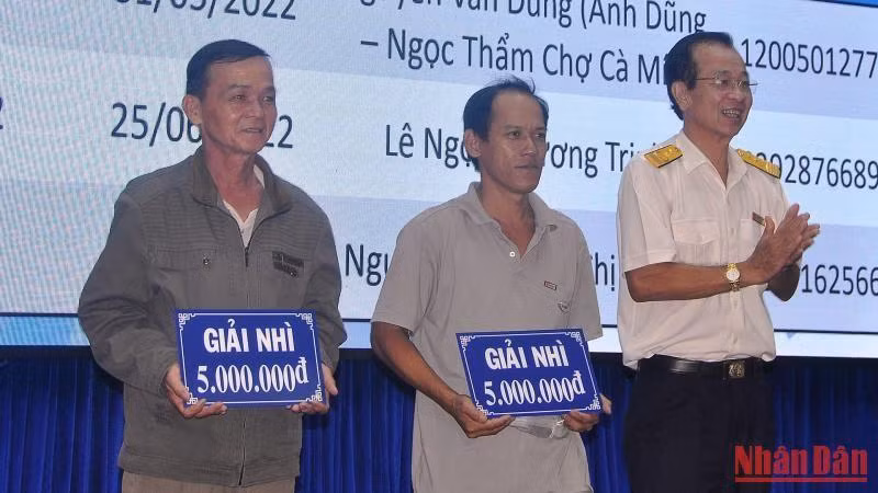 Lãnh đạo Cục Thuế tỉnh Tiền Giang trao giải Nhì cho các cá nhân may mắn.