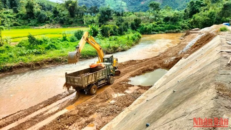 Thi công kè bảo vệ đường thành phố Bắc Kạn đi huyện Chợ Đồn.