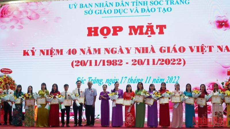 Vinh danh các giáo viên tiêu biểu trong tỉnh Sóc Trăng. 