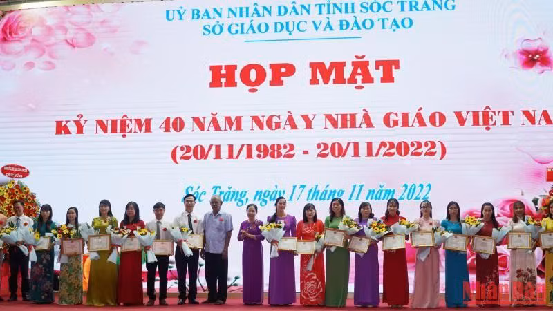 Vinh danh các giáo viên tiêu biểu trong tỉnh Sóc Trăng. 