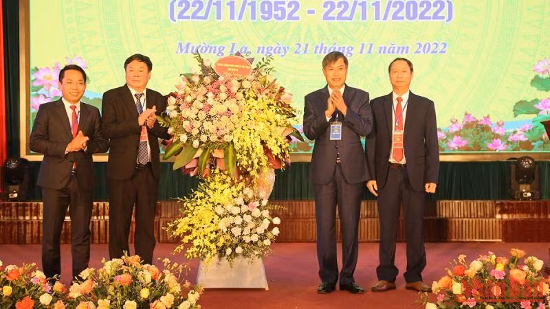 Bí thư Tỉnh ủy Sơn La tặng hoa chúc mừng huyện Mường La.