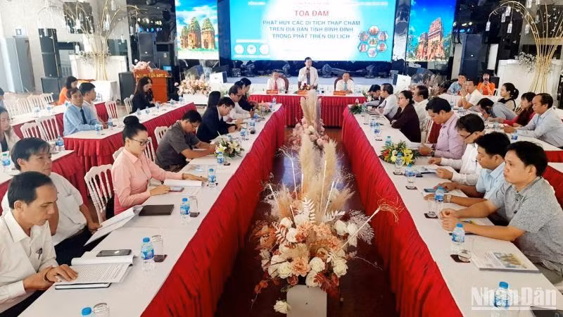 Quang cảnh Tọa đàm với chủ đề “Phát huy các di tích tháp Chăm trên địa bàn tỉnh trong phát triển du lịch”.