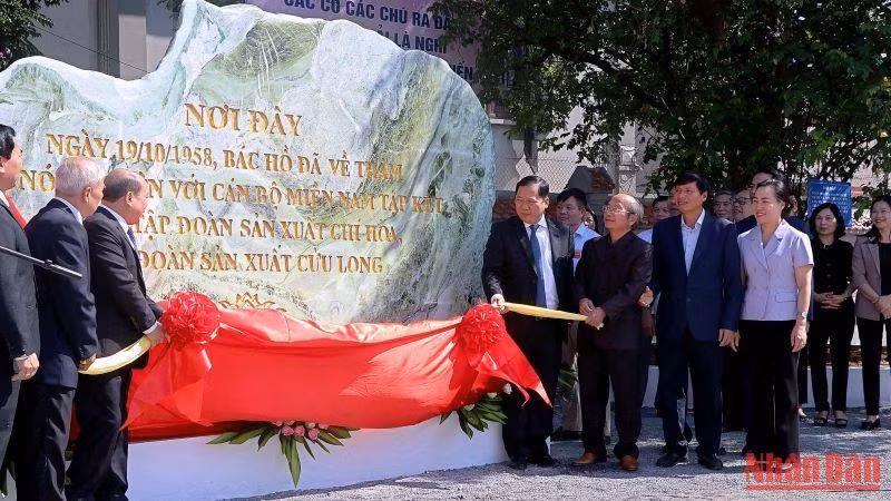 Đồng chí Nguyễn Phi Long, Bí thư Tỉnh ủy Hòa Bình (hàng đầu bên phải) cùng Lãnh đạo tỉnh qua các thời kỳ tại lễ khánh thành khu di tích.