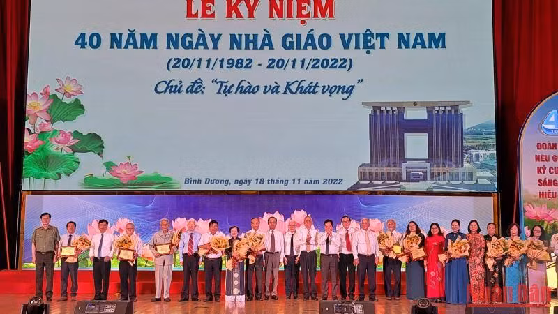 Nguyên Chủ tịch nước Nguyễn Minh Triết và lãnh đạo tỉnh Sông Bé, tỉnh Bình Dương qua các thời kỳ chụp hình lưu niệm với các thầy, cô giáo là lãnh đạo, nguyên lãnh đạo Sở Giáo dục và Đào tạo tỉnh Bình Dương.