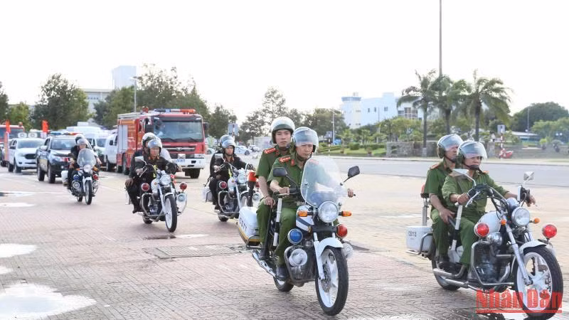 Công an tỉnh Ninh Thuận tổ chức diễu hành biểu dương lực lượng tấn công, trấn áp tội phạm sau buổi lễ.