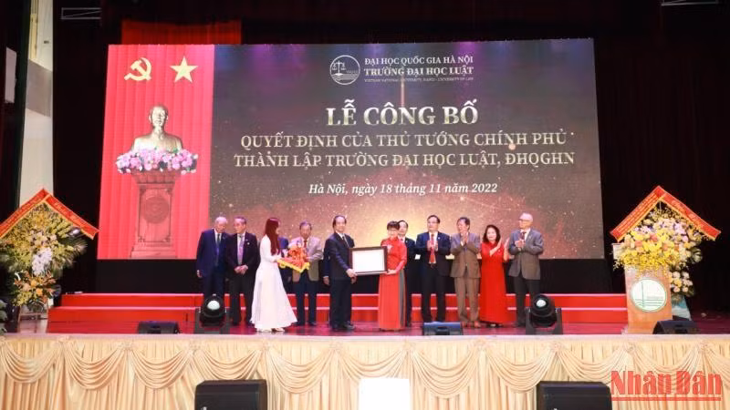 Bộ trưởng Giáo dục và Đào tạo Nguyễn Kim Sơn trao quyết định thành lập Trường đại học Luật. 