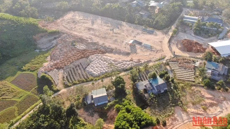 Ông Chu Văn Sỹ ở khu 7 xã Ấm Hạ, đã tự ý san gạt hàng nghìn m2 đất trồng rừng sản xuất và đất trồng lúa.