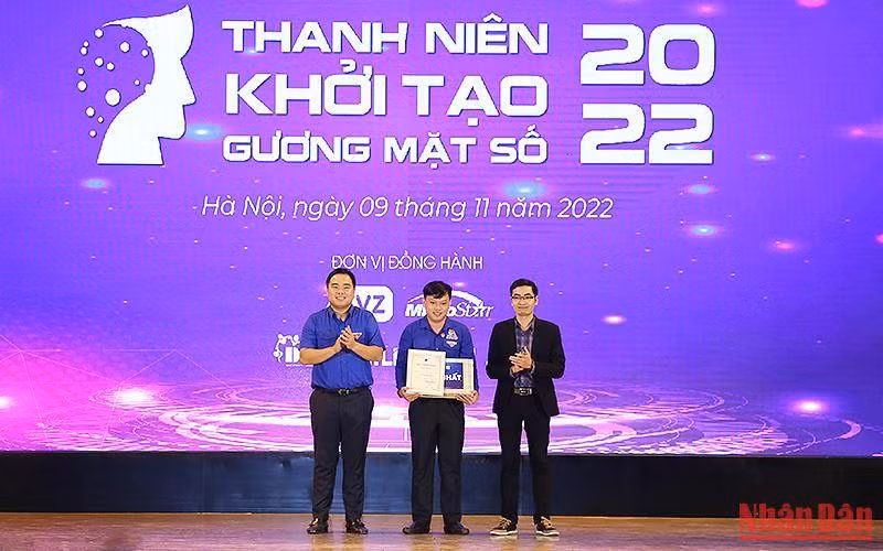 Đại diện Ban Tổ chức trao giải Nhất Cuộc thi trực tuyến “Thanh niên khởi tạo gương mặt số” năm 2022 tặng thí sinh Lê Trung Kiên (đứng giữa).