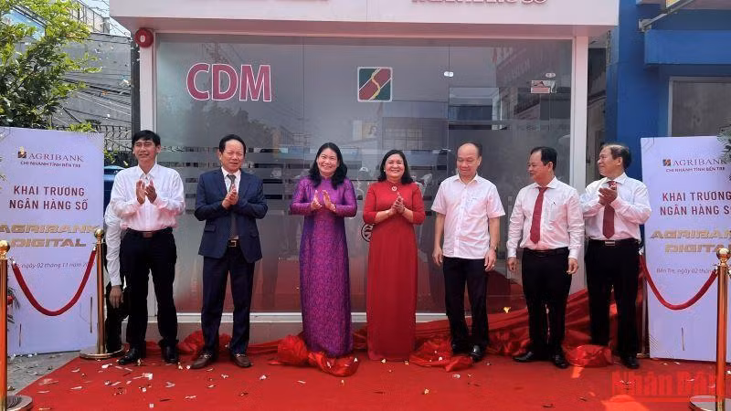 Lãnh đạo tỉnh Bến Tre tham gia buổi lễ thực hiện nghi thức khai trương ngân hàng số.