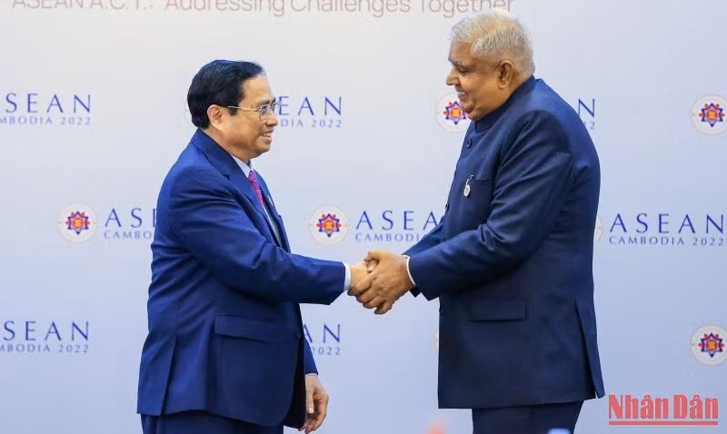 Thủ tướng Chính phủ Phạm Minh Chính và Phó Tổng thống Ấn Độ Jagdeep Dhankhar, ngày 12/11 tại Thủ đô Phnom Penh, Vương quốc Campuchia.