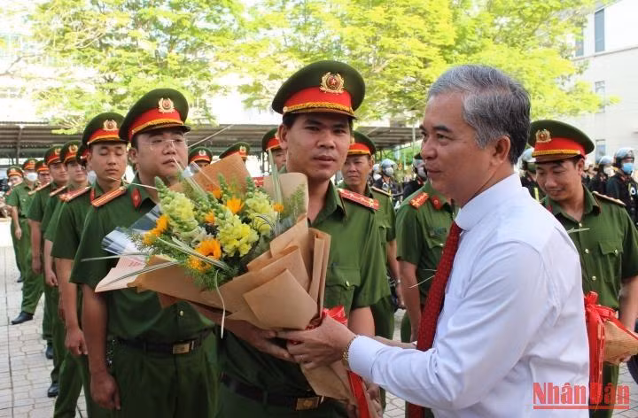 Lãnh đạo thành phố tặng hoa động viên các lực lượng trước giờ ra quân.