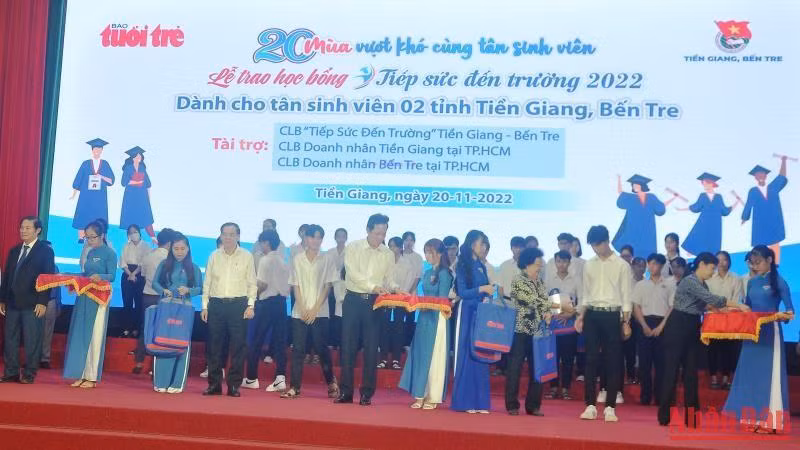 Trao 92 học bổng và quà cho các tân sinh viên có hoàn cảnh khó khăn.