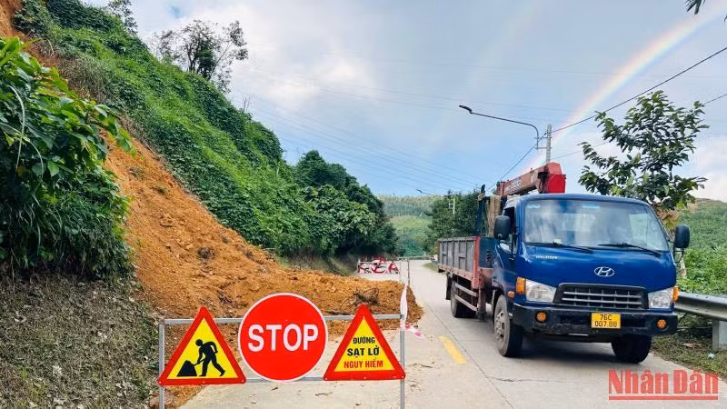 Tại Km12 đường ĐT623, sạt lở núi khiến đất đá tràn lấp một phần đường giao thông.