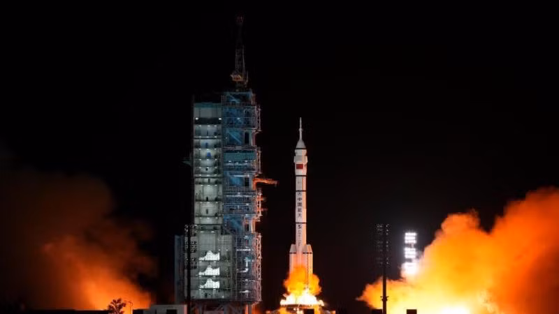 Tàu vũ trụ Thần Châu 15 được phóng lên vũ trụ bằng tên lửa Trường Chinh. (Ảnh: Tân Hoa Xã) Tàu vũ trụ Thần Châu 15 được phóng lên vũ trụ bằng tên lửa Trường Chinh. (Ảnh: Tân Hoa Xã)