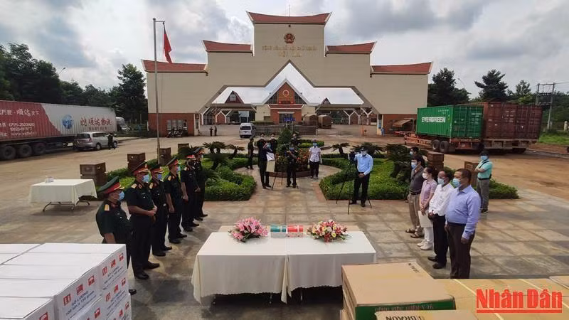 Ông Châu Văn Chi tham gia tiếp nhận hàng cứu trợ tại cửa khẩu, tháng 4/2021.
