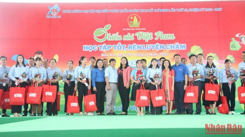 Lãnh đạo tham dự ngày hội tặng quà cho giáo viên làm Tổng phụ trách Đội.