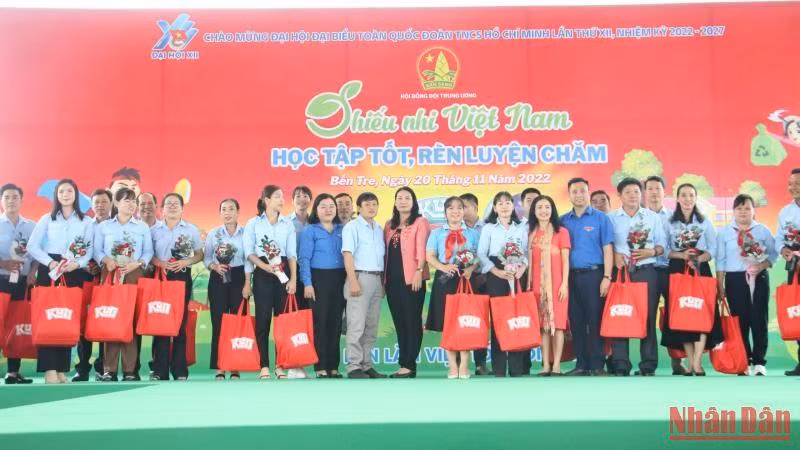 Lãnh đạo tham dự ngày hội tặng quà cho giáo viên làm Tổng phụ trách Đội.