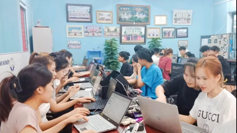 Giờ thực hành về công nghiệp bán dẫn của sinh viên Trường Đại học Kỹ thuật công nghiệp Thái Nguyên.