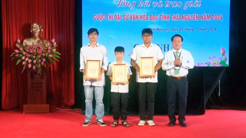 Đại diện Ban tổ chức cuộc thi trao giải cho các thí sinh.