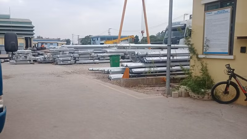 Nhà máy cột thép mạ kẽm Thái Nguyên gây tiếng ồn suốt ngày đêm ảnh hưởng đời sống người dân, công nhân.