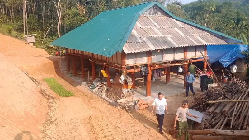 Sau hai tháng, với sự hỗ trợ của cấp ủy, chính quyền và nỗ lực của gia đình, ông Đinh Văn Đế ở xóm Ao Then, xã Yên Đổ, làm lại ngôi nhà sàn mới khang trang.