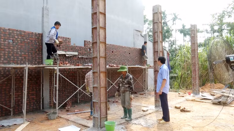Lãnh đạo huyện Phú Lương thường xuyên kiểm tra, thăm hỏi, động viên các gia đình có nhà bị sập đổ do mưa lũ, sạt lở làm lại nhà mới để ổn định cuộc sống.