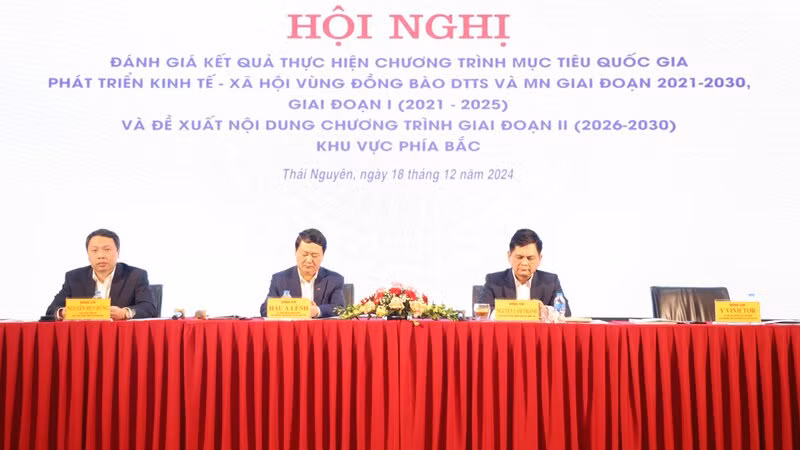 Các đồng chí chủ trì Hội nghị.