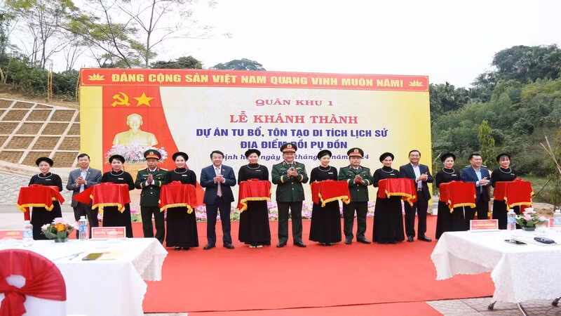 Các địa biểu cắt băng khánh thành di tích.