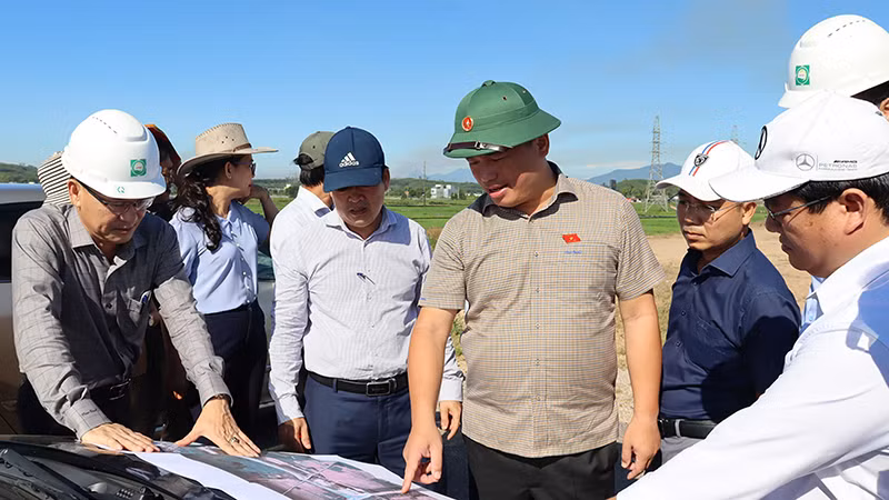 Đại diện lãnh đạo tỉnh Quảng Ngãi kiểm tra hiện trường nút giao Trì Bình.