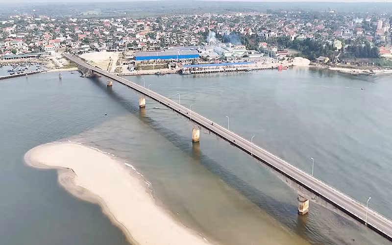 Cửa Tùng bị bồi lấp nặng, cần nạo vét sớm để tàu thuyền ra vào an toàn.