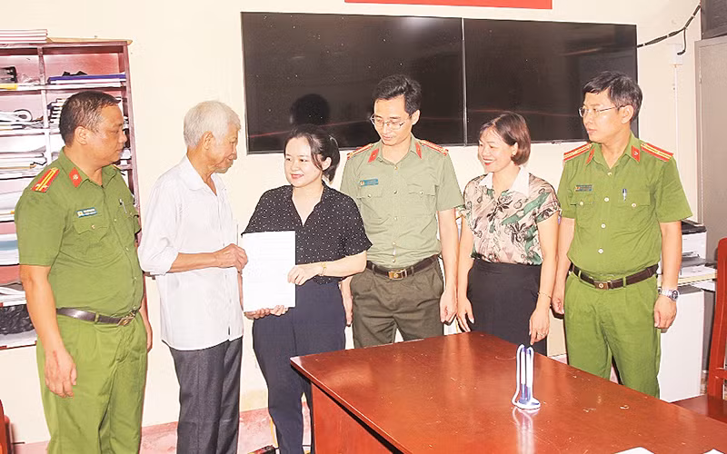 Ông Trần Tiến Lanh trao lại 123 triệu đồng cho chị Trần Thu Trang.