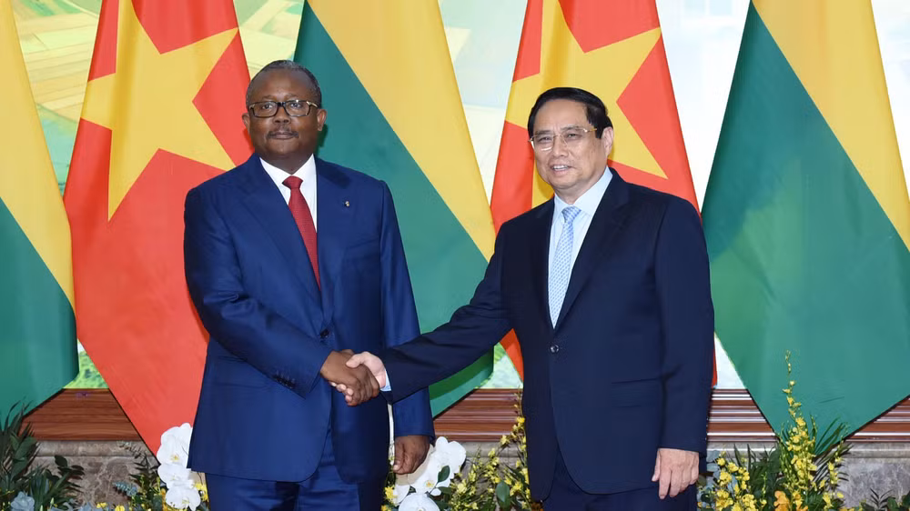 Thủ tướng Phạm Minh Chính và Tổng thống Cộng hòa Guinea-Bissau Umaro Sissoco Embalo. (Ảnh: Trần Hải)