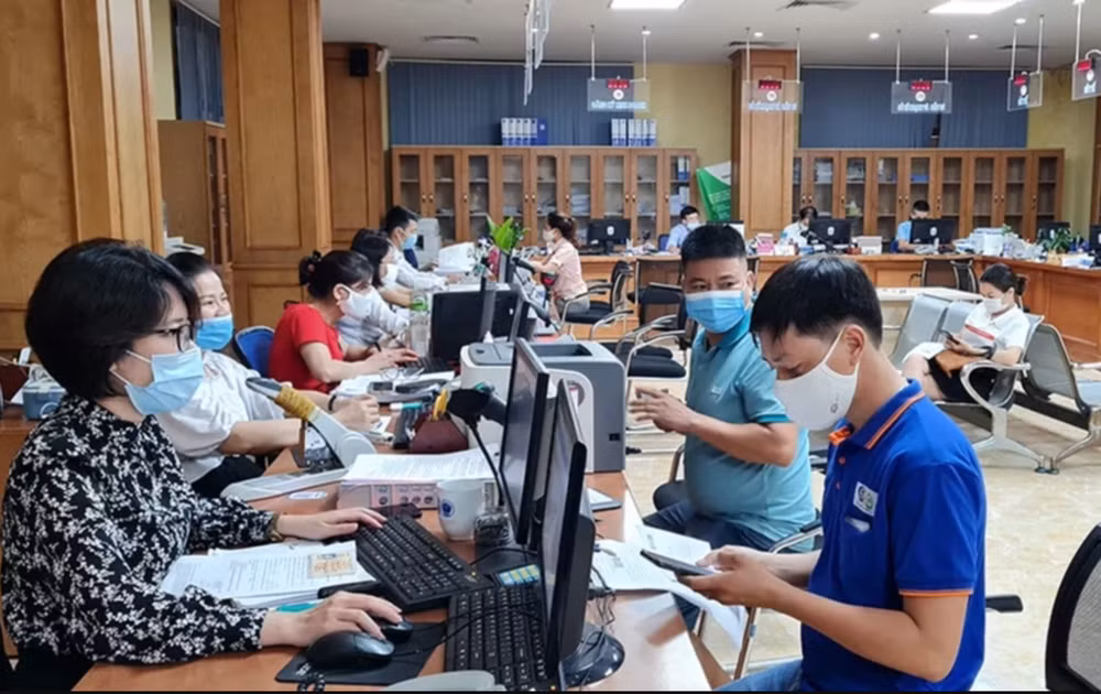 Ảnh minh họa: Cán bộ Trung tâm Phục vụ hành chính công tỉnh Vĩnh Phúc phục vụ nhân dân.